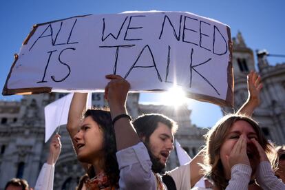 Manifestantes a favor del diálogo se concentran frente a la Ayuntamiento de Madrid.