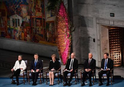 Juan Manuel Santos (2d) sentado con los miembros del comité del Premio Nobel, Berit Reiss-Andersen (i), Inger Marie Ytterhorn (3i), Henrik Syse (3d), Thorbjoern Jagland (2d) y Olav Njoelstad (d).