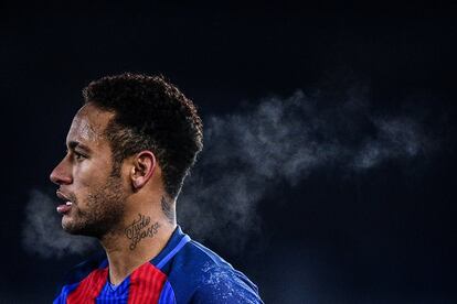 El jugador del Barcelona, Neymar, durante los cuartos de final de la Copa del Rey frente a la Real Sociedad en el estadio de Anoeta, el 19 de enero de 2017.