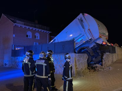 El camión, empotrado en la vivienda de la calle Milán de Parla.