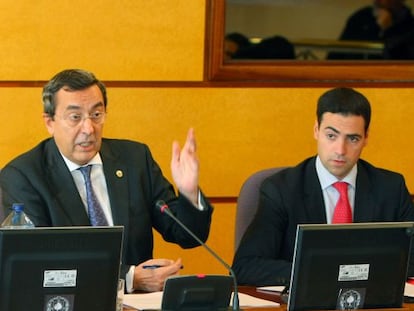 Bilbao (izquierda), con el diputado de Promoción Económica, Imanol Pradales, durante su comparecencia en Juntas. 