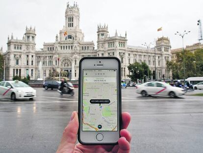 App de Uber en un teléfono móvil en la madrileña plaza de Cibeles