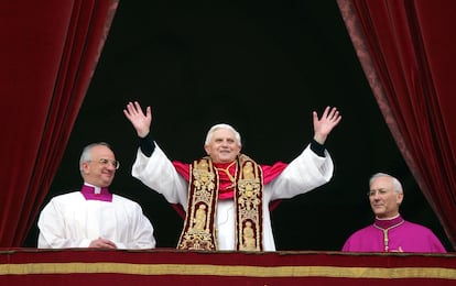 El papa Benedicto XVI, Joseph Ratzinger, tras ser elegido en el cónclave.