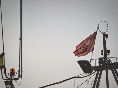 Pesqueros dedicados a la pesca en la caladero marroquí, amarrados en el puerto de Barbate.