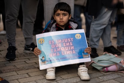 Protesta contra la supresión de líneas en las escuelas públicas, organizada por las familias de Terrassa, este miércoles.