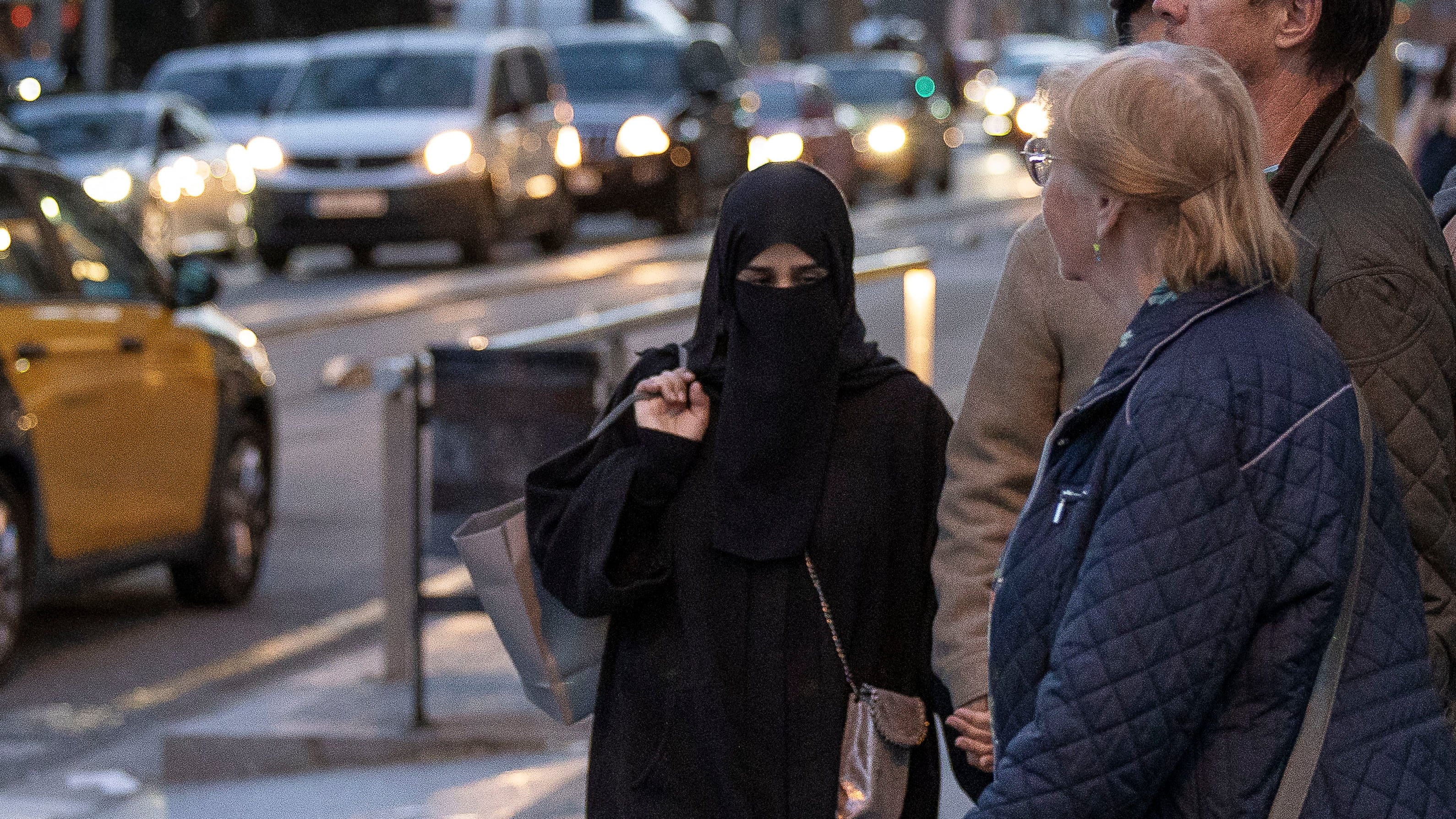 Una mujer con un 'niqab', en el paseo de Gracia de Barcelona, el lunes.