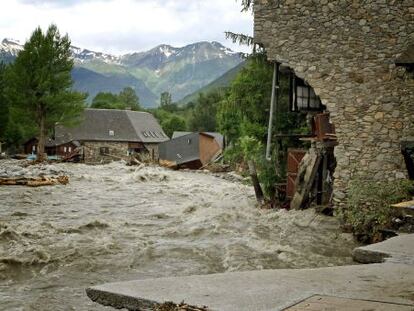 The River Garona runs through Art&iacute;es, in Vall d&#039;Aran.
