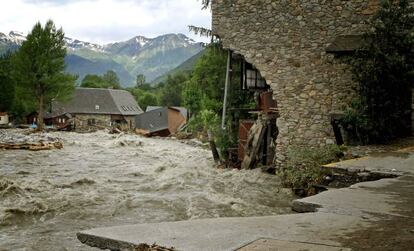 The River Garona runs through Art&iacute;es, in Vall d&#039;Aran.