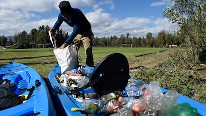 Un hombre recolecta envases de plástico de los canales de Xochimilco, en Ciudad de México, el 25 de enero de 2022.