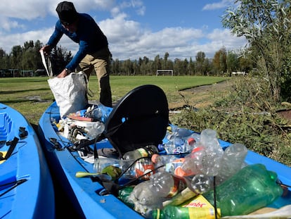 Un hombre recolecta envases de plástico de los canales de Xochimilco, en Ciudad de México, el 25 de enero de 2022.