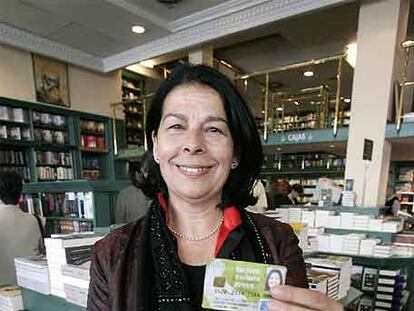 Inés Sabanés, en la Casa del Libro, muestra la Tarjeta Cultura Joven.