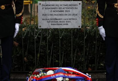 Placa conmemorativa cerca de la cafetería 'A La Bonne Bierre' durante la ceremonia de homenaje a las víctimas en el primer aniversario de los atentados de París.