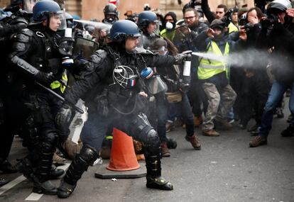 Lemas como "Macron, dimisión" o "Macron, lárgate" volvieron hoy a acompañar la protesta, aunque no todos los "chalecos amarillos" la comparten. "Un nuevo gobierno, de extrema derecha o de extrema izquierda, sería peor", estima Peigné, llegada desde la periferia parisina. En la imagen, gendarmes franceses usan gas pimienta para hacer retroceder a los manifestantes en París.