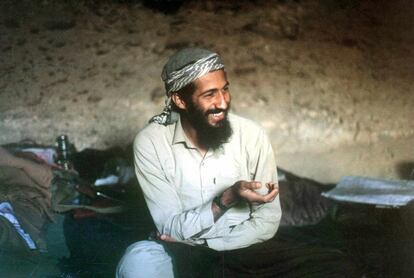 Fotografía de 1998 que muestra a Osama bin Laden, el terrorista más buscado del mundo, en una cueva de Jalalabad (Afganistán).