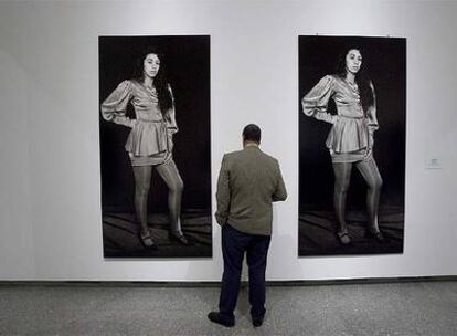 Un espectador contempla el original y la copia de <i>Gabriela</i>, fotografía de Humberto Rivas.