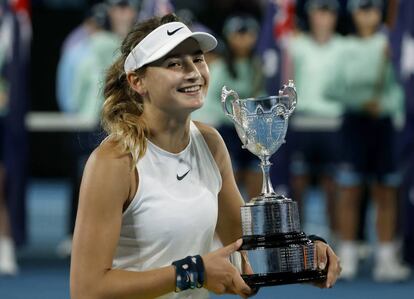 Jiménez Kasintseva posa con el trofeo de campeona júnior en Melbourne.