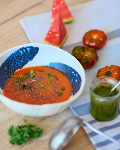 Sopa de tomate y sanda, cha y aceite de albahaca.