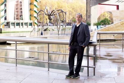 The Hawaiian artist poses outside the Guggenheim Museum Bilbao.