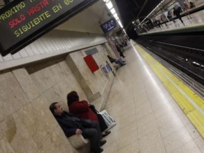 Unos viajeros esperan en una estación del metro de Madrid.