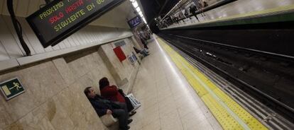 Unos viajeros esperan en una estacin del metro de Madrid.