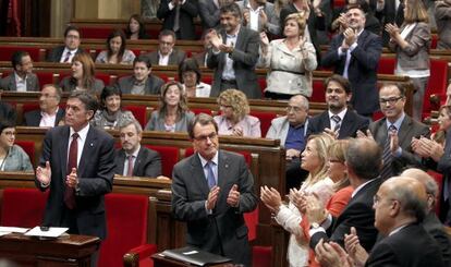 Artur Mas aplaude tras la aprobaci&oacute;n de la declaraci&oacute;n soberanista.