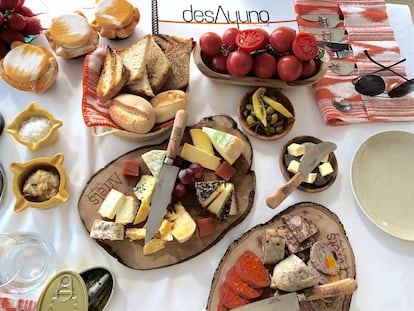 BOEGÓN CON EMBUTIDOS Y QUESOS, SEGUNDA ETAPA DEL DESAYUNO EN EL RESTAURANTE ARRELLS / CAPEL