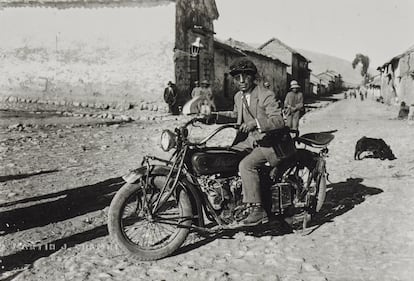 'Autorretrato con la moto de Mario Pérez Yánez, Cuzco, 1934'. Colección Jan Mulder