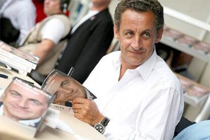 Nicolas Sarkozy dedica su libro <i>Testimonio</i> durante la reunión de verano de la UMP en Marsella.