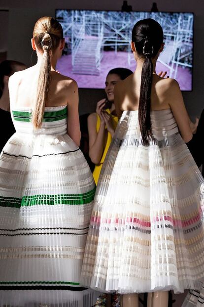 Modelos en el 'backstage', después del desfile.