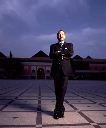 El rey Mohamed VI posa ante el Palacio Real de Marrakech.