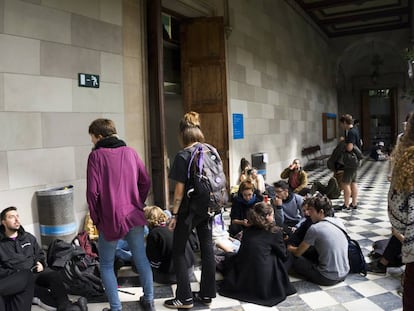 Estudiantes ayer en la Universidad de Barcelona.