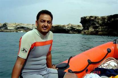 Hamdi M&#39;Bareck, responsable de la ONG que vigila la foca monje, encabezó el rescate.