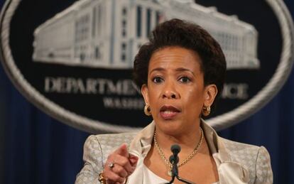 A procuradora-geral Loretta Lynch anuncia a investigação federal em Baltimore.