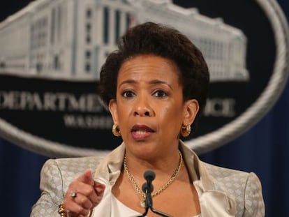 A procuradora-geral Loretta Lynch anuncia a investigação federal em Baltimore.