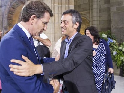 Feij&oacute;o y Ferreiro se saludan hoy en Santiago tras la entrega de las Medallas Castelao.