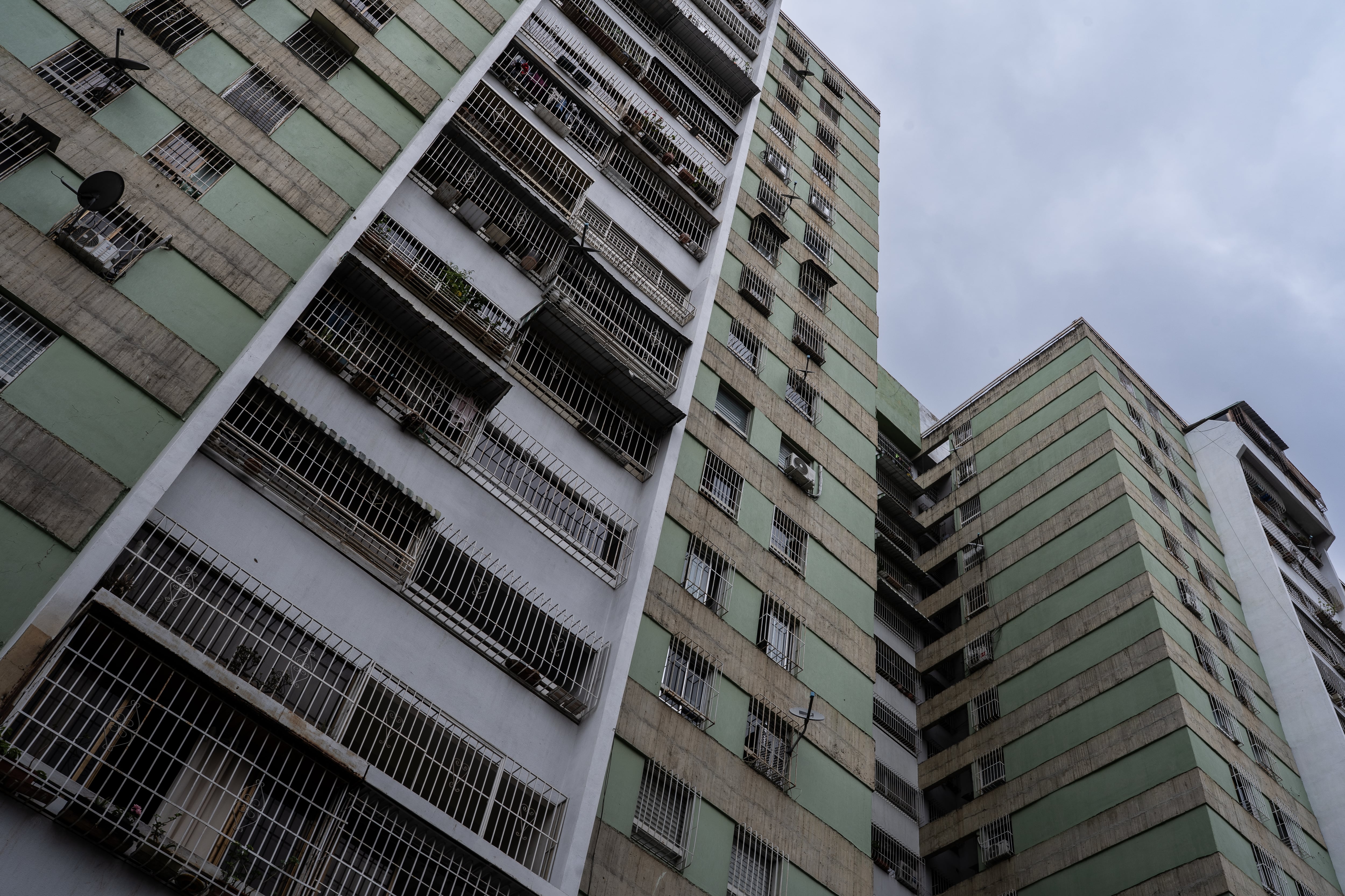La vida se reconstruye a pedazos en los edificios verdes de la colonia caraqueña El Paraíso