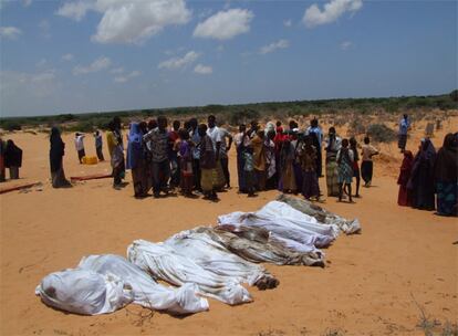 AI acusa a todas las partes en conflicto en Somalia de continuar abusando en materia de derechos humanos y romper la legalidad internacional. Torturas, violaciones, detenciones arbitrarias o ejecuciones en un país donde los enfrentamientos se recrudecieron entre marzo y abril de 2007. En la imagen, diez sábanas cubren los restos de 21 ciudadanos somalíes asesinados cerca de Mogadiscio, la capital.