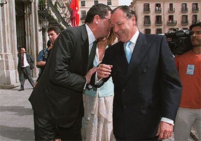 Alberto Ruiz-Gallardón cuchichea al oído a , a su llegada a la plaza de la Villa.