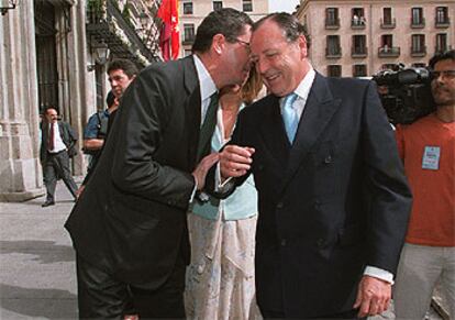 Alberto Ruiz-Gallardón cuchichea  al oído a  , a su llegada a la plaza de la Villa.