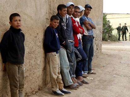 Chavales marroquíes en la localidad de Charga, cerca de Oujda.