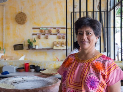 Grabiela Fernández Orantes, co-fundadora de Itanoní, al lado del comal donde tradicionalmente se hacen las tortillas.