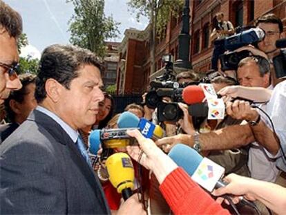 Trillo atiende a la prensa tras asisitir a la clausura del ciclo académico del Centro Superior de Estudios de Defensa.