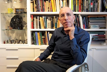 Luis Alfonso Gámez, periodista y escritor, el 21 de marzo en su casa de Bilbao.