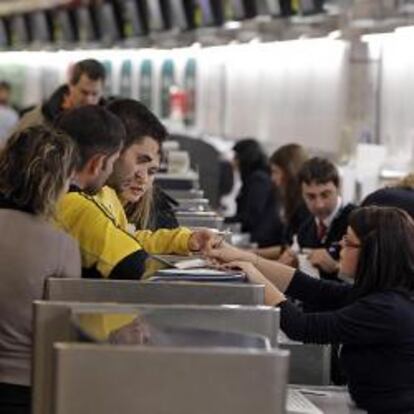 Barajas recupera poco a poco la normalidad