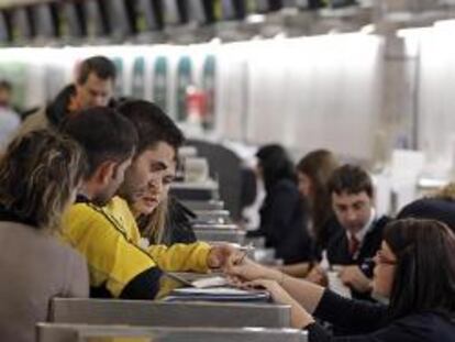 Barajas recupera poco a poco la normalidad