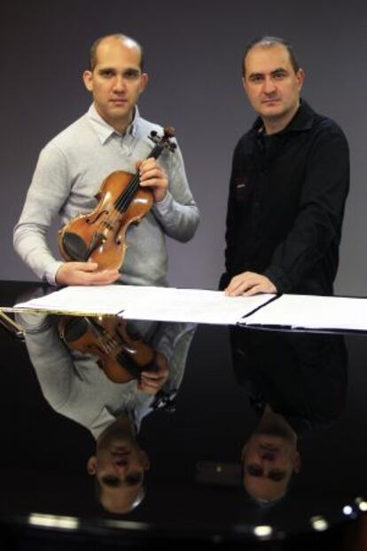 El violinista Miguel Borrego (a la izquierda) y el compositor Jesús Torres.