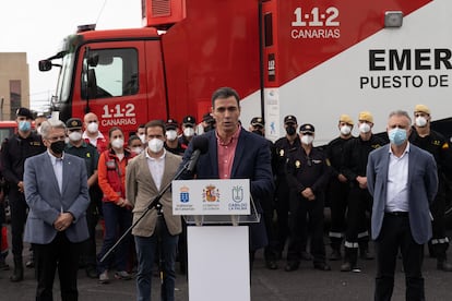 El presidente del Gobierno, Pedro Sánchez, se dirige a los medios en el Puesto de Mando Avanzado, en el municipio de El Paso (La Palma) con el consejero de Seguridad y Administraciones Públicas, Julio Pérez; el presidente del Cabildo, Mariano Hernández Zapata; y el de Canarias, Ángel Víctor Torres. 