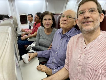 Los hermanos Chamorro, Cristiana y Pedro Joaquín, con Juan Lorenzo Holman (derecha), en el vuelo que los trasladó a Washington después de ser exiliados por el Gobierno de Daniel Ortega.