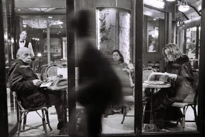 Sabato, en compañía de su segunda esposa, Elvira Rodríguez Fraga, en el café Old Navy de París, en 1991.