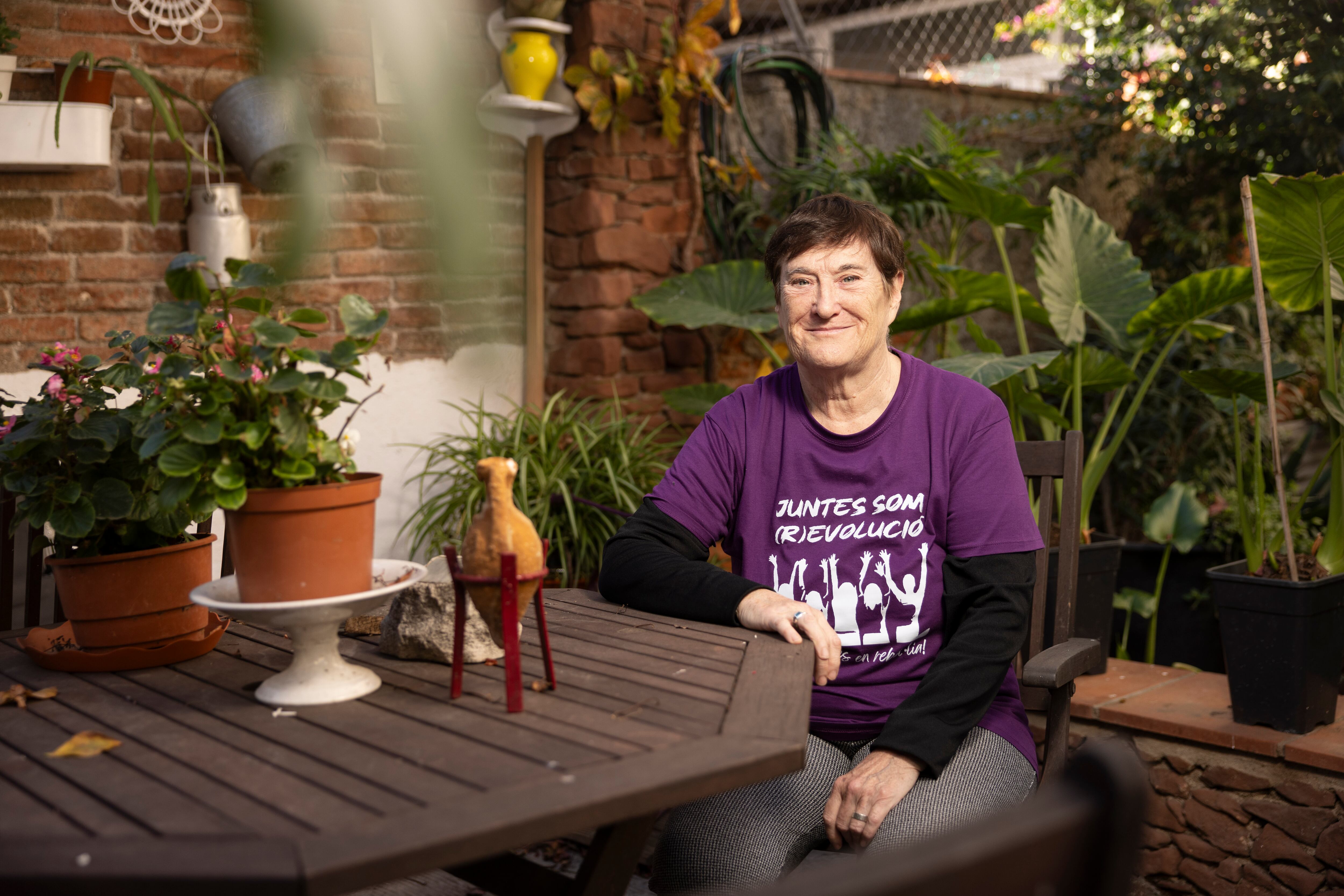 Dolors lleva décadas comprometida con la lucha feminista, y los años no han hecho que abandone su compromiso social, explica.